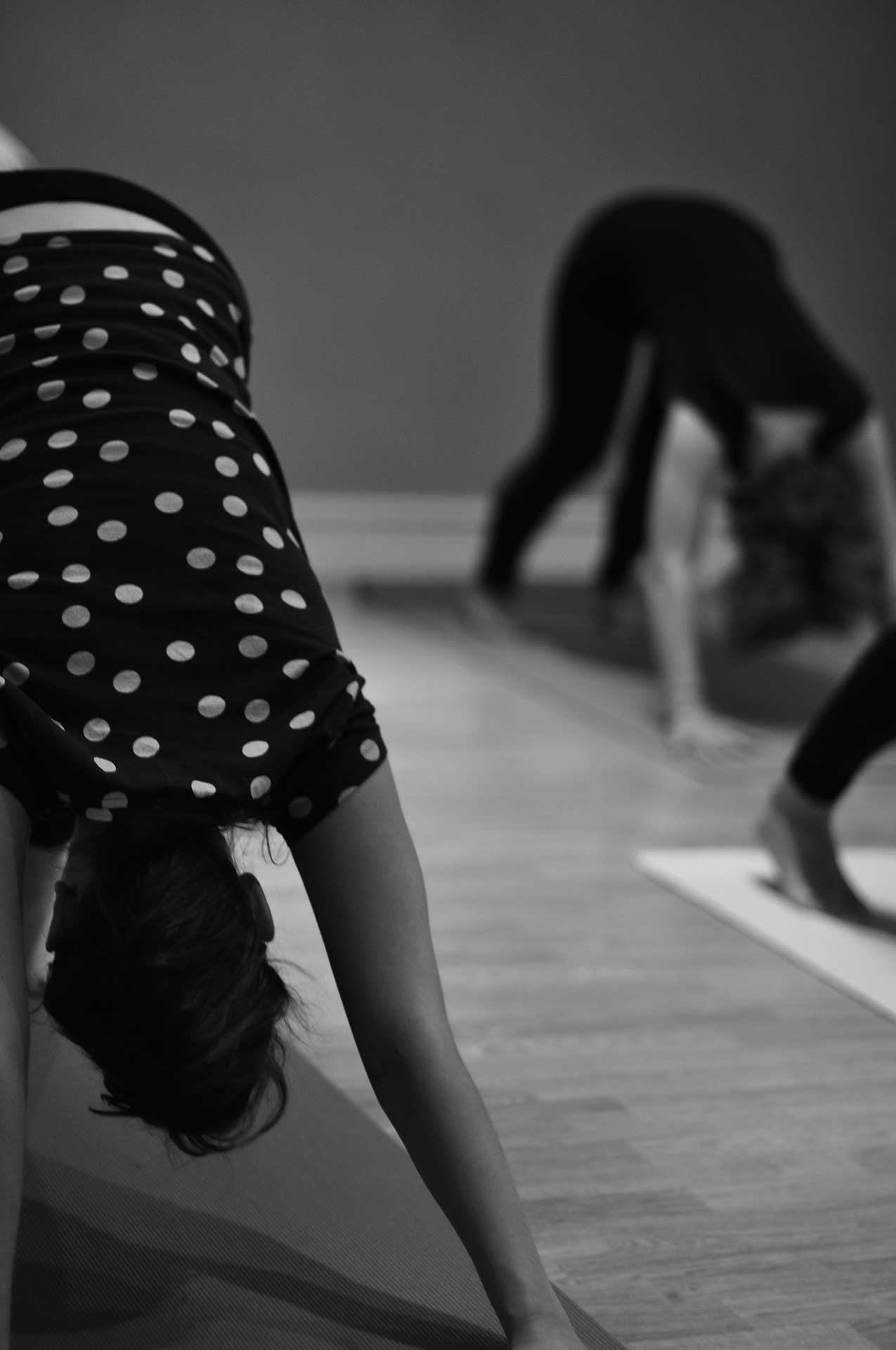 do-yoga-lyon-14 Femme pratiquant le yoga chez elle devant son ordinateur