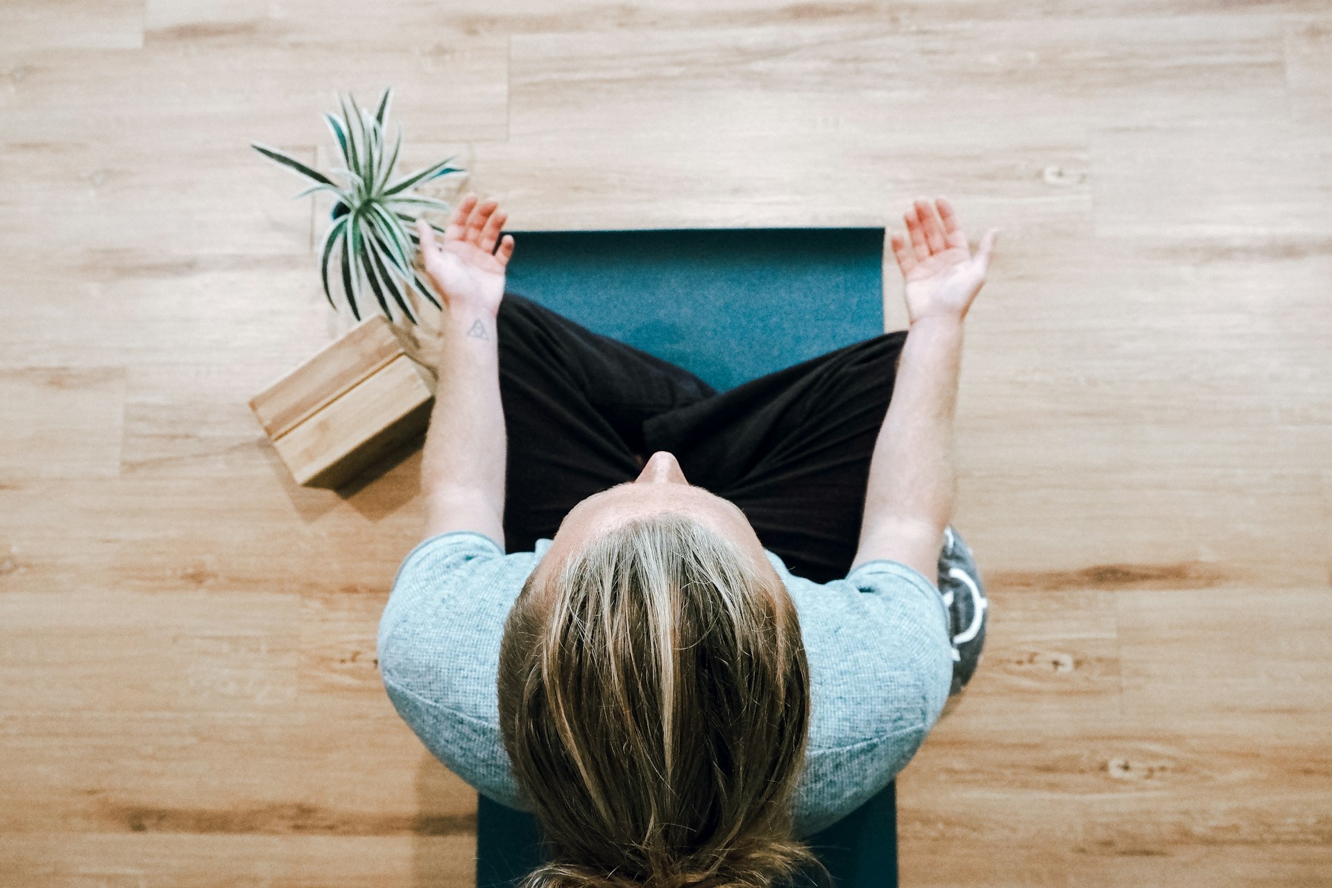 Femme en méditation sur tapis de yoga