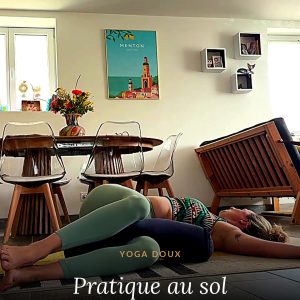 Pratique douce au sol avec bolster, yoga doux au sol